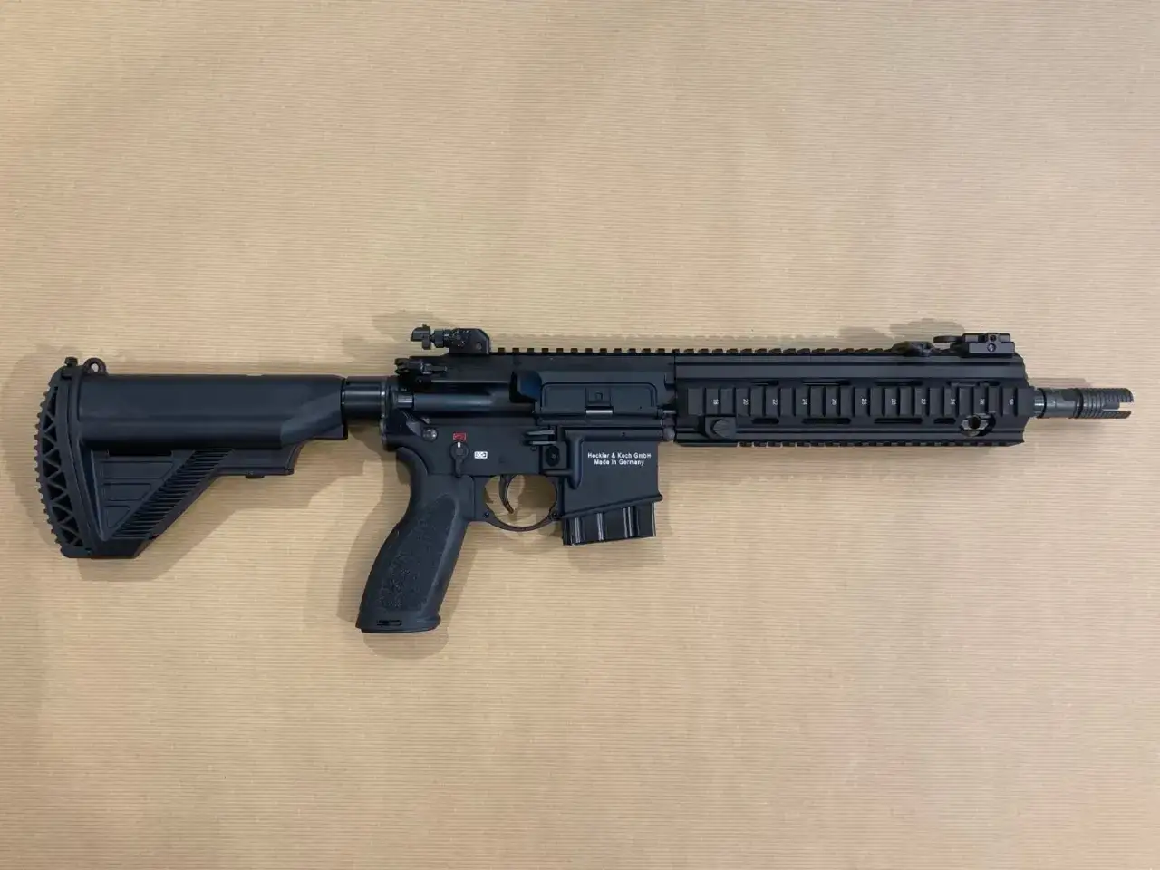 Carabine noire Heckler & Koch, calibre 223 pour la chasse, avec crosse réglable et rail Picatinny.
