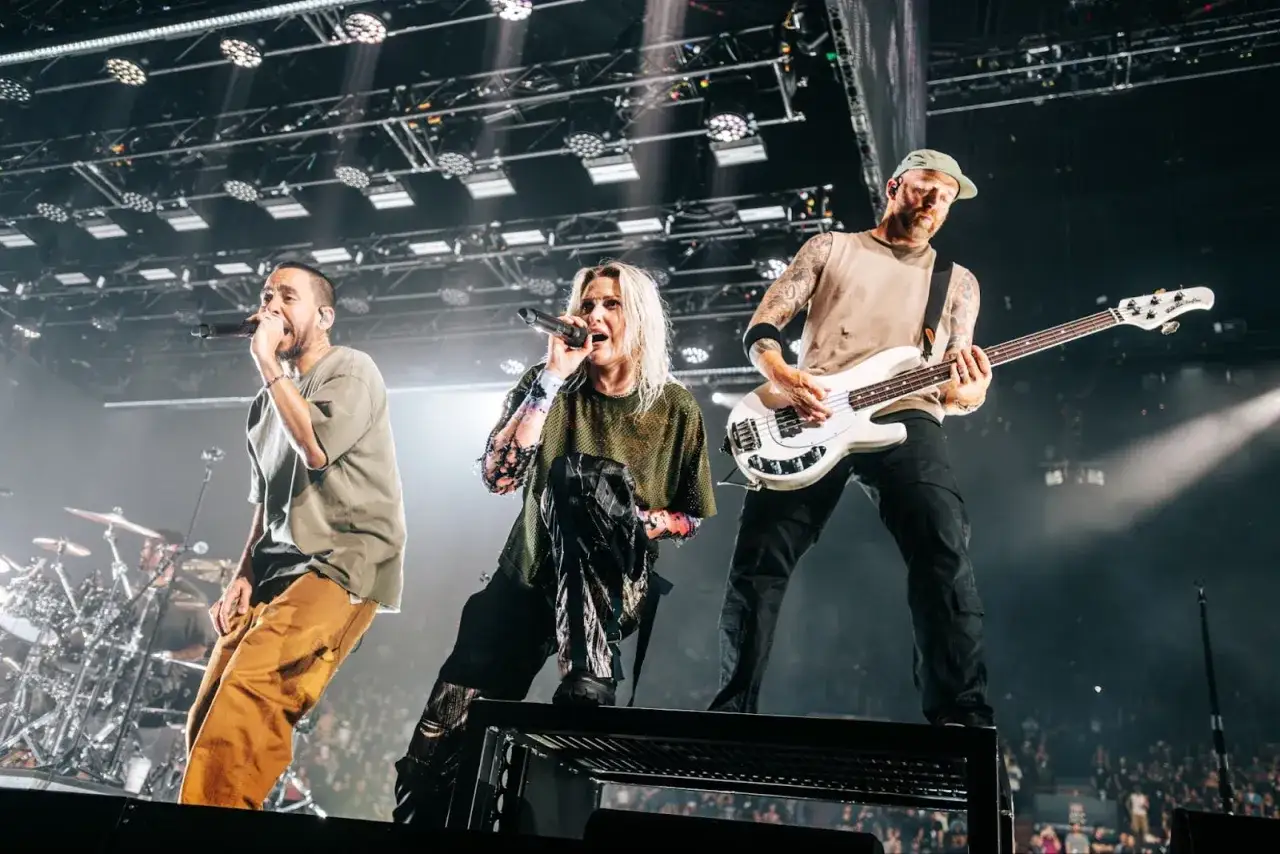 Medlemmar av Linkin Park upptr&auml;der p&aring; scen. Mike Shinoda sjunger, medan basisten spelar och en annan medlem sjunger.