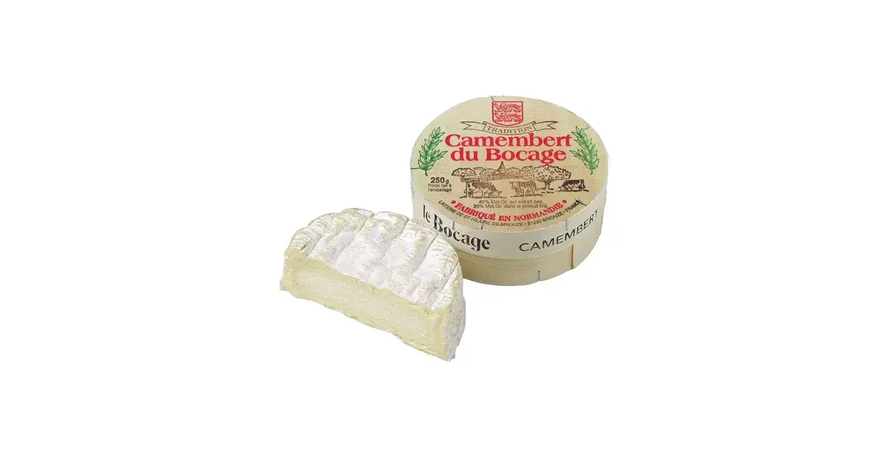 Queso Camembert du Bocage, con una porción cortada, listo para disfrutar.