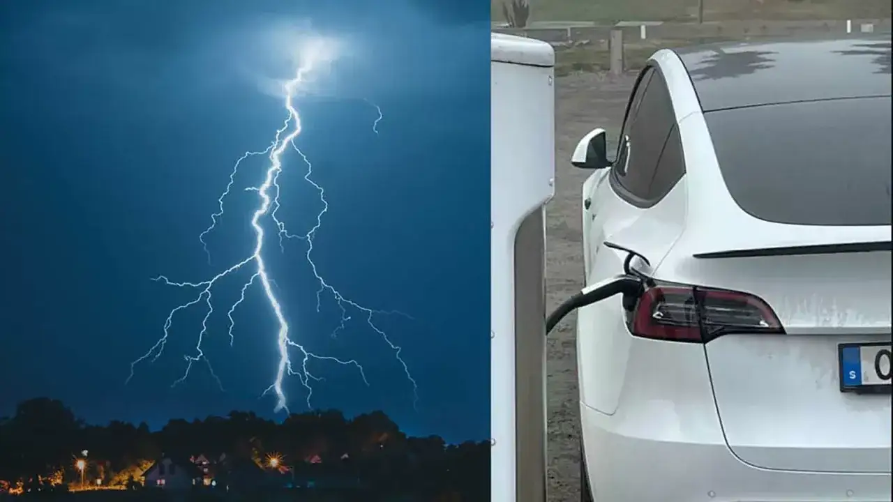 En vit elbil laddas vid en laddstation medan ett kraftigt blixtnedslag lyser upp himlen. En dramatisk scen att ladda elbil vid &aring;ska.