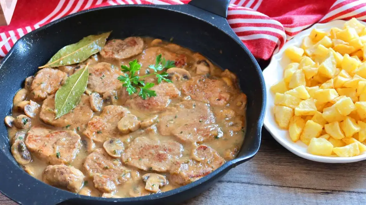 Solomillo en salsa de la abuela con champi&ntilde;ones y laurel, acompa&ntilde;ado de patatas fritas. Un plato casero que evoca recuerdos.