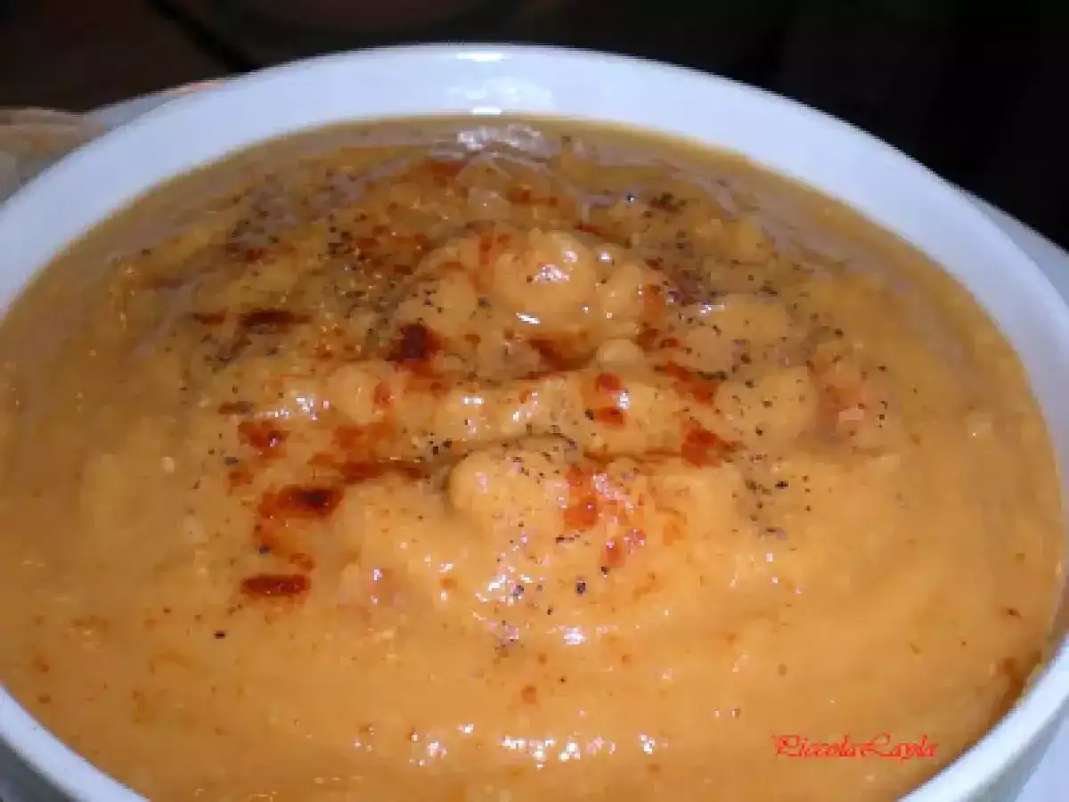 Cremoso hummus di ceci, condito con paprika e pepe nero. Perfetto per un aperitivo gustoso.
