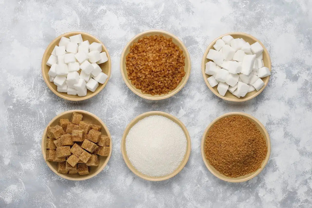 różne rodzaje cukru i miarki kuchenne