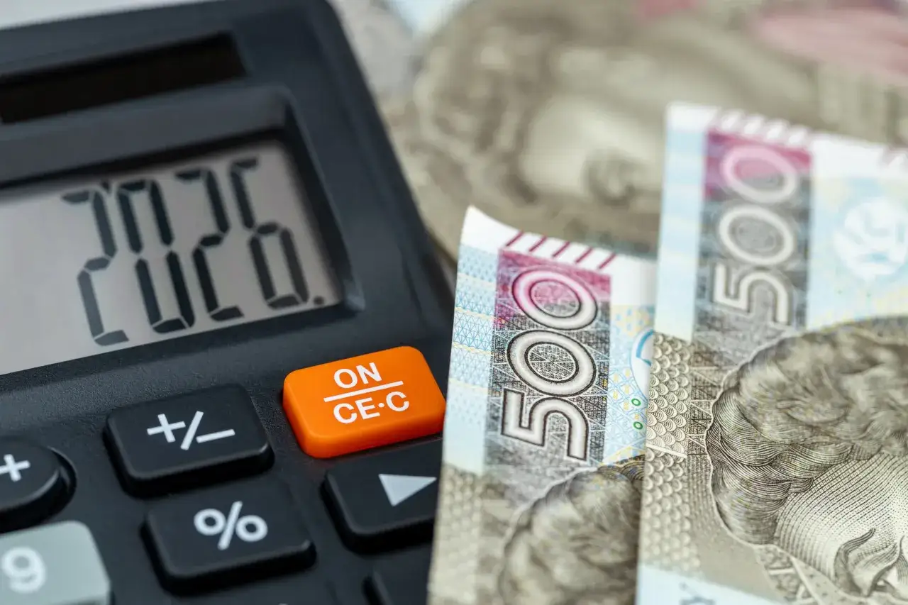 Kalkulator pokazuje 2026, obok polskie banknoty 500 zł. To może być odpis na zfśs 2026.