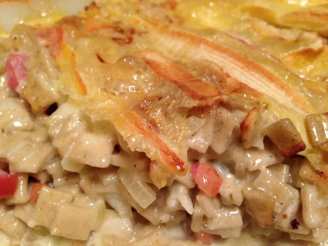 Un plat gratiné de crozets savoyards, crémeux et réconfortant, parfait avec un bon vin.