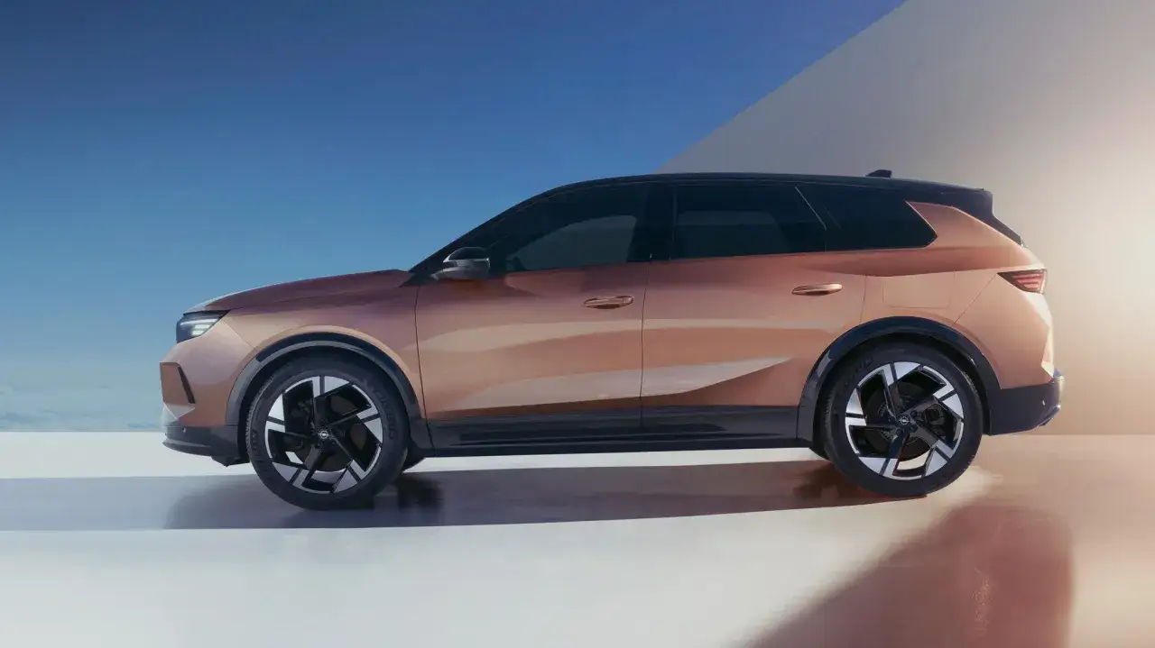 En kopparfärgad Opel Grandland står i studion. Inga problem syns med bilen.