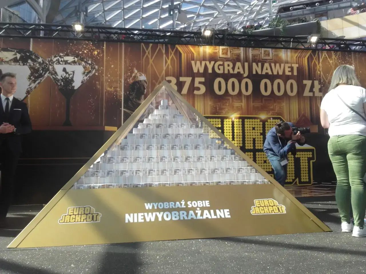 Promocja Eurojackpot z piramidą banknotów. Dlaczego w Polsce nie można grać anonimowo przez pełnomocnika?