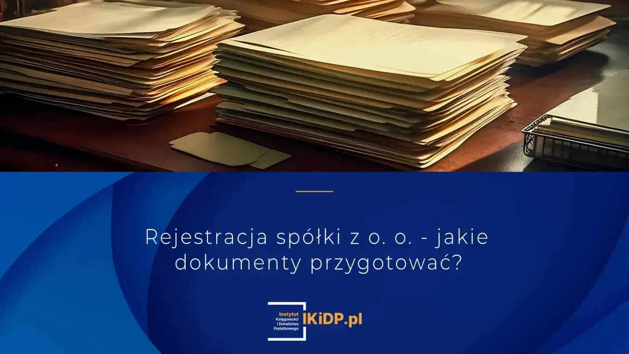 Stosy dokumentów na biurku symbolizują przygotowania do rejestracji spółki z o.o.