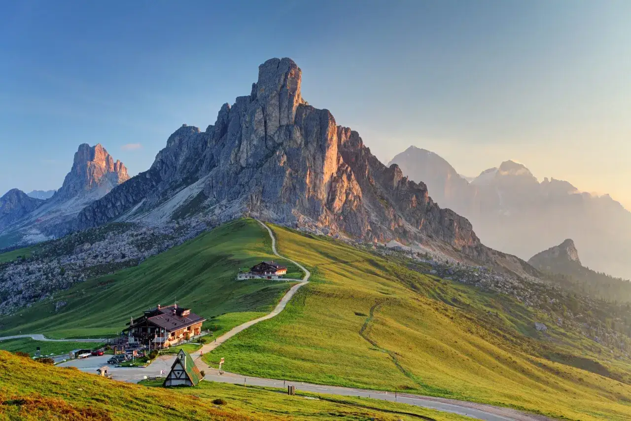 Dolomity trekking: malownicze szlaki prowadzą do schronisk na zielonych zboczach, pod majestatycznymi szczytami.