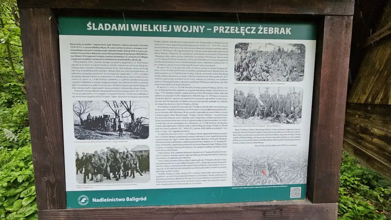 Tablica informacyjna o historii Przełęczy Żebrak, z historycznymi zdjęciami żołnierzy i mapą.