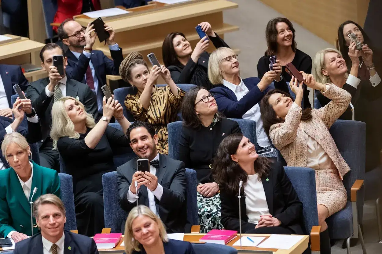 Publiken dokumenterar &ouml;gonblicket med mobilkameror, kanske f&ouml;r nomineringar till &aring;rets bild. M&aring;nga ler och tittar upp&aring;t.