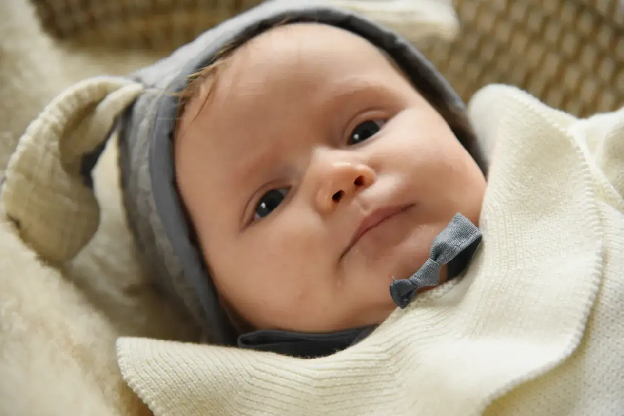 Ein süßes Baby mit Hasenohren-Mütze und Strickjacke. Meine liebsten Worte an meinen Sohn.