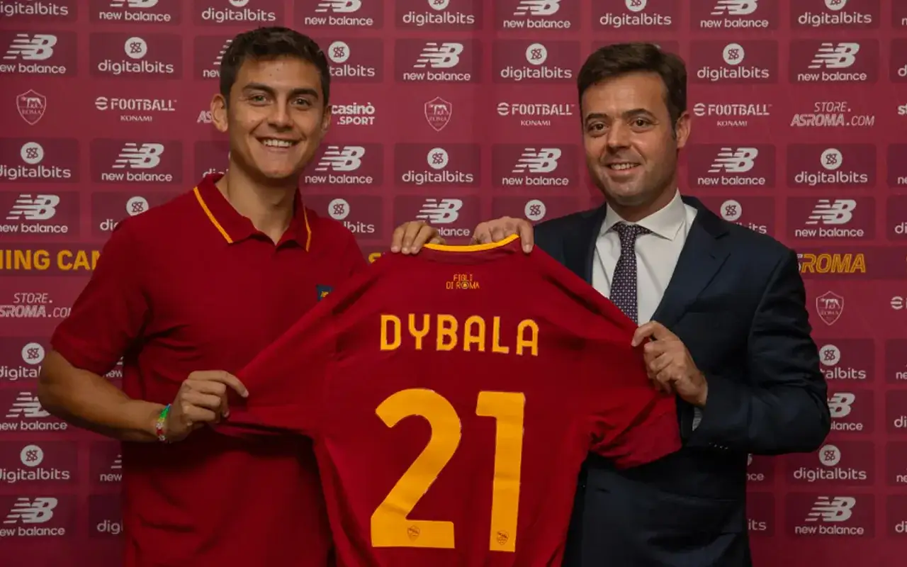 Paulo Dybala z koszulką AS Roma, numer 21. Ekscytujące roma transfery!