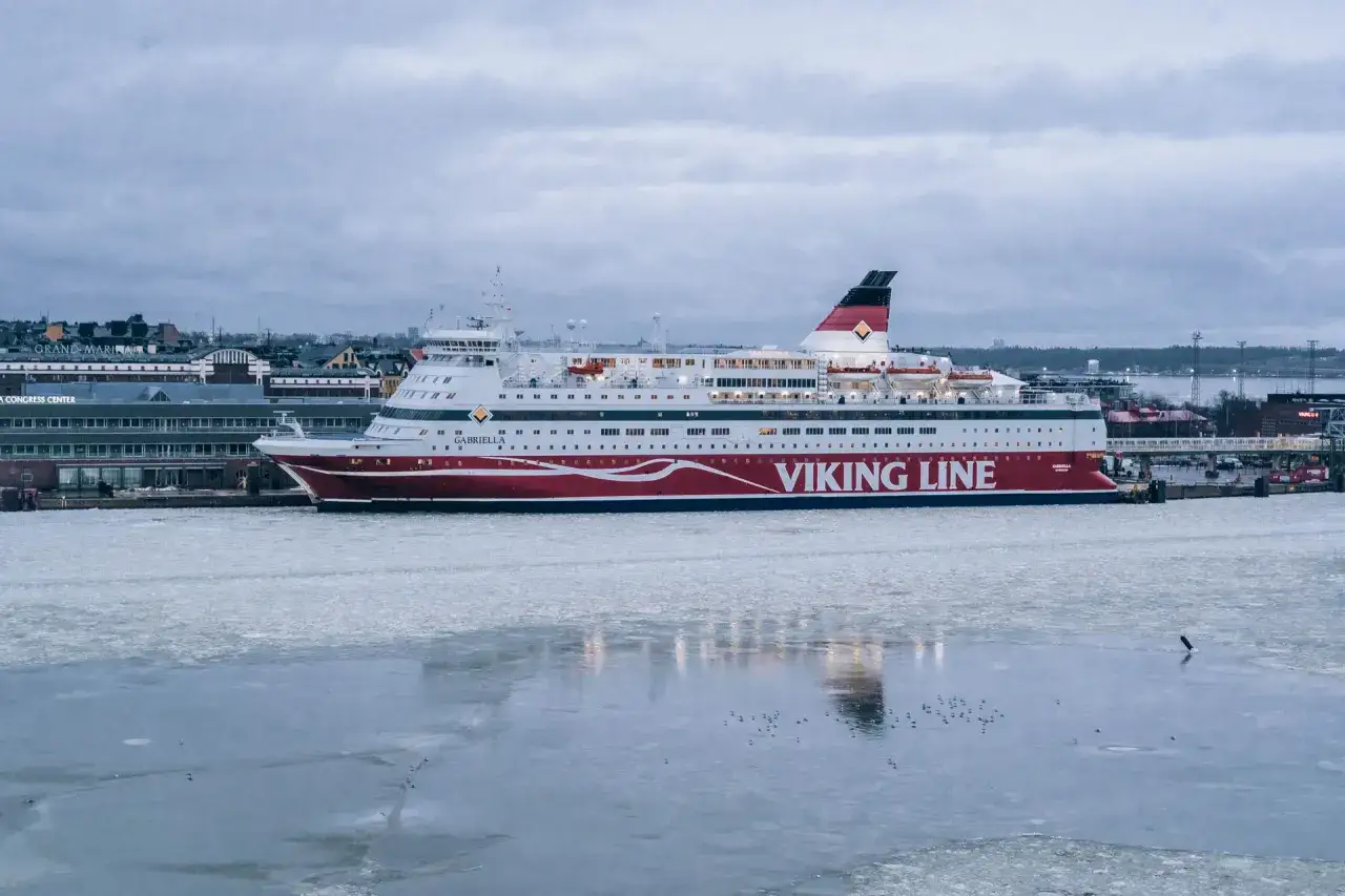 Prom Viking Line Gabriella zacumowany w zamarzniętym porcie. Co warto wiedzieć przed podróżą promem po Bałtyku? Sprawdź warunki pogodowe i bezpieczeństwo.