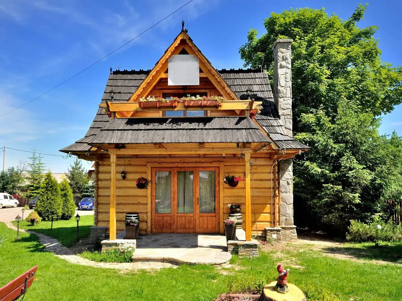 R&oacute;żne typy tanich nocleg&oacute;w w Polsce: hostel, agroturystyka, domek letniskowy