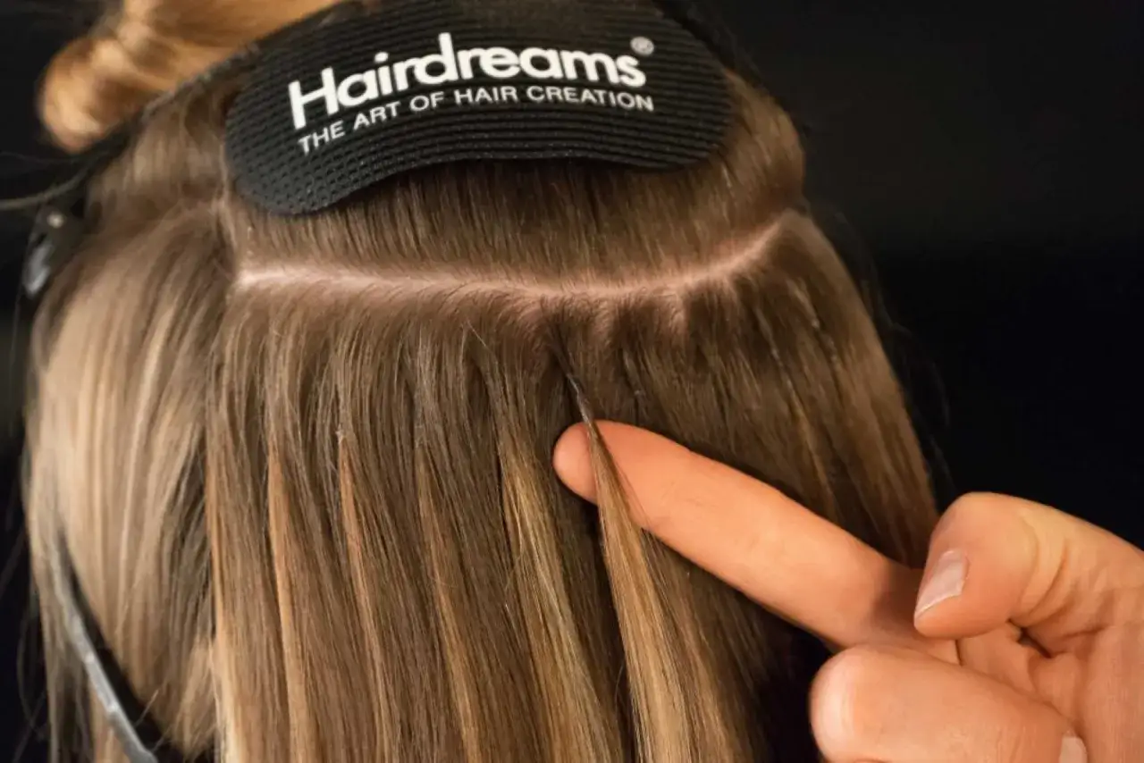 Nahaufnahme einer Haarverlängerung mit Hairdreams Extensions. Informieren Sie sich über die Hairdreams Extensions Preise für volles Haar.