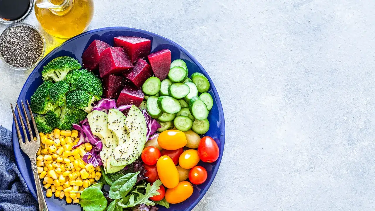 Kolorowa sałatka z buraków, brokułów, ogórka, awokado i pomidorków, idealna na dietę śródziemnomorską.