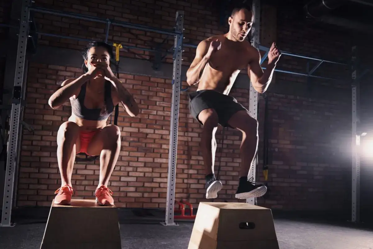Para zacząć crossfit, wykonaj skoki na skrzynię. Intensywny trening dla każdego, kto chce poprawić kondycję i siłę.