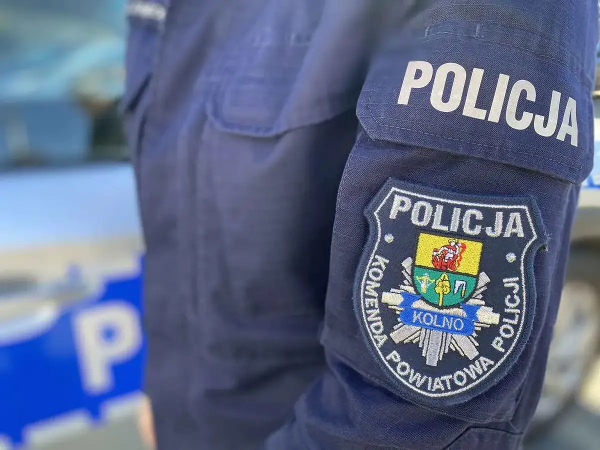 Policjant w mundurze. Posiadanie mefedronu to poważne przestępstwo, za kt&oacute;re grożą surowe konsekwencje prawne.
