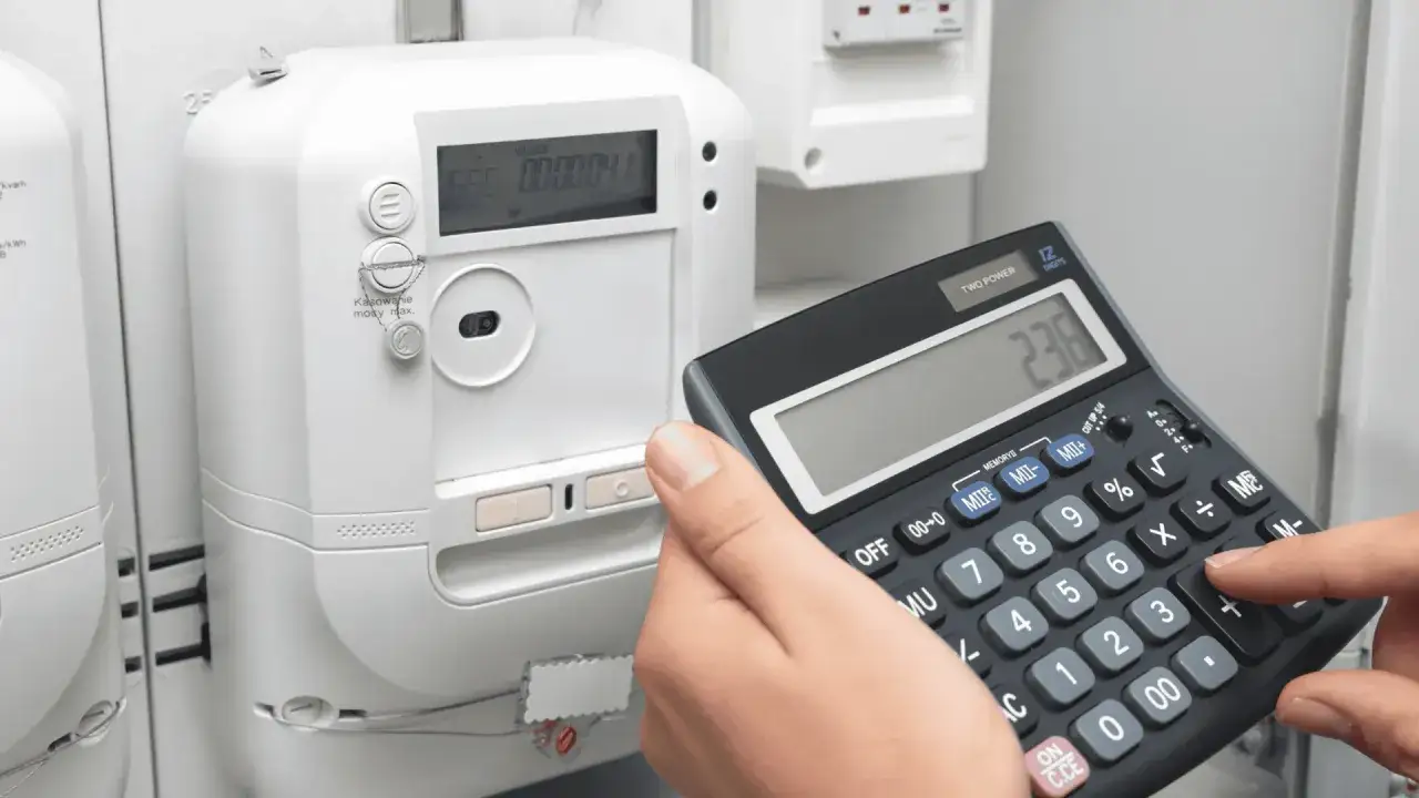 Rachunki za energię elektryczną rosną? Tarcza antyinflacyjna ma pomóc. Kalkulator w dłoni pokazuje, jak zarządzać wydatkami.