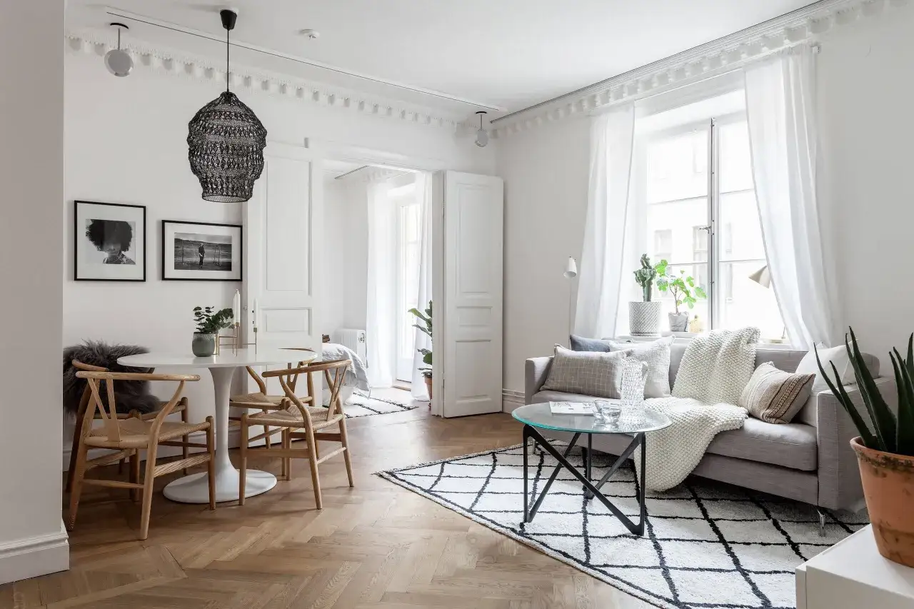 Ljust och luftigt vardagsrum med matbord och soffgrupp. Inspiration f&ouml;r ditt hem.