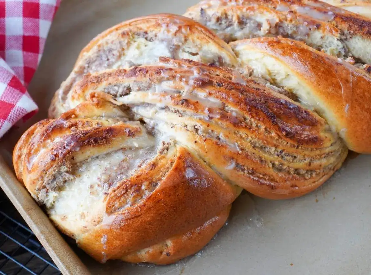 Goldbrauner Nusszopf mit Zuckerguss, perfekt f&uuml;r ein gem&uuml;tliches Fr&uuml;hst&uuml;ck. Dieses Nusszopf Rezept ist ein Genuss!