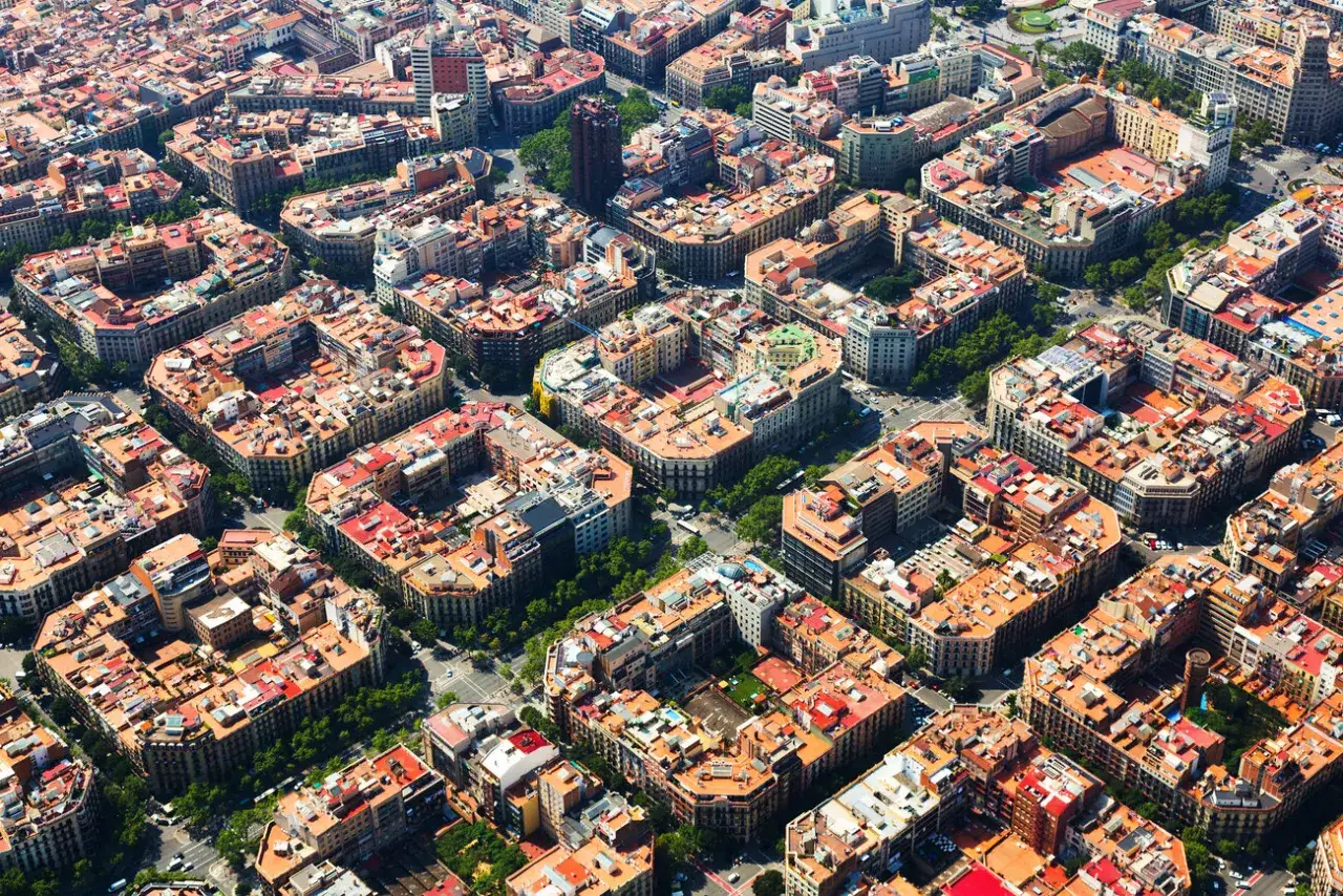 Luftaufnahme von Barcelona: Dächer, Innenhöfe und grüne Bäume. Eine Vision von Barcelona autofrei, wo das Leben pulsiert.