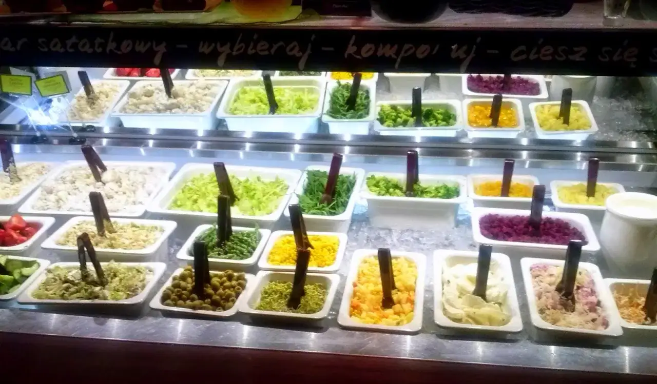 Pizza Hut bar sałatkowy oferuje bogactwo świeżych składników do tworzenia własnych kompozycji.