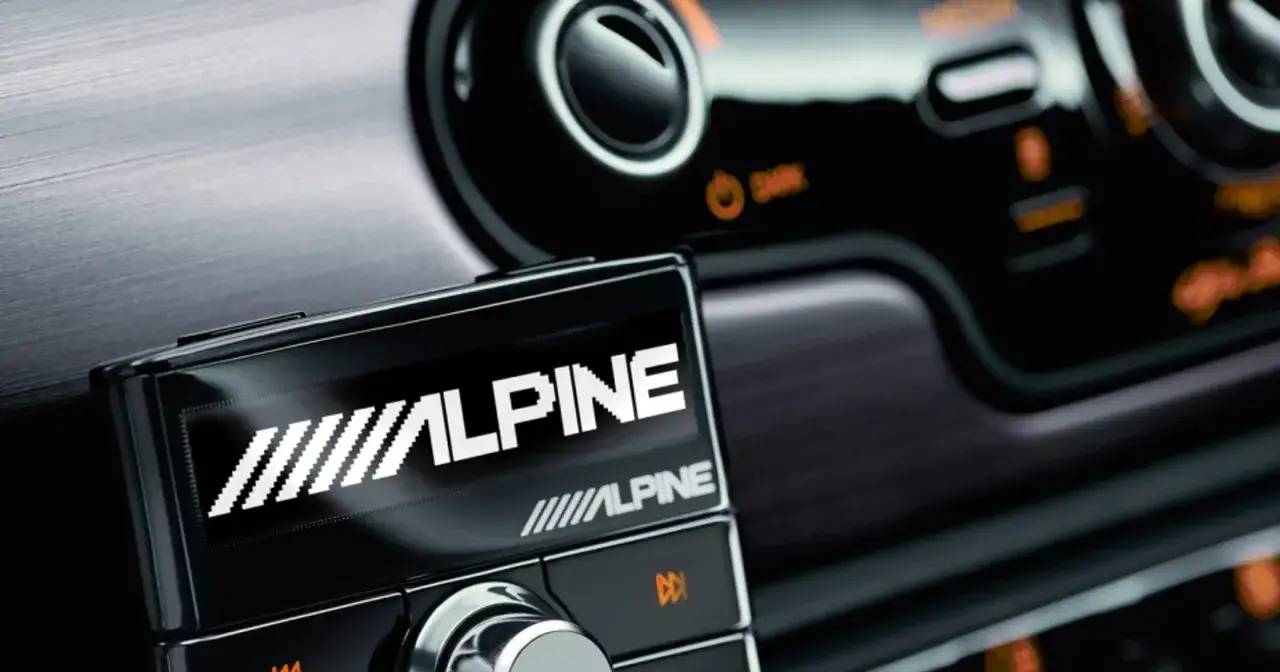 Radio samochodowe Alpine z funkcją dab+ i podświetlanym ekranem.