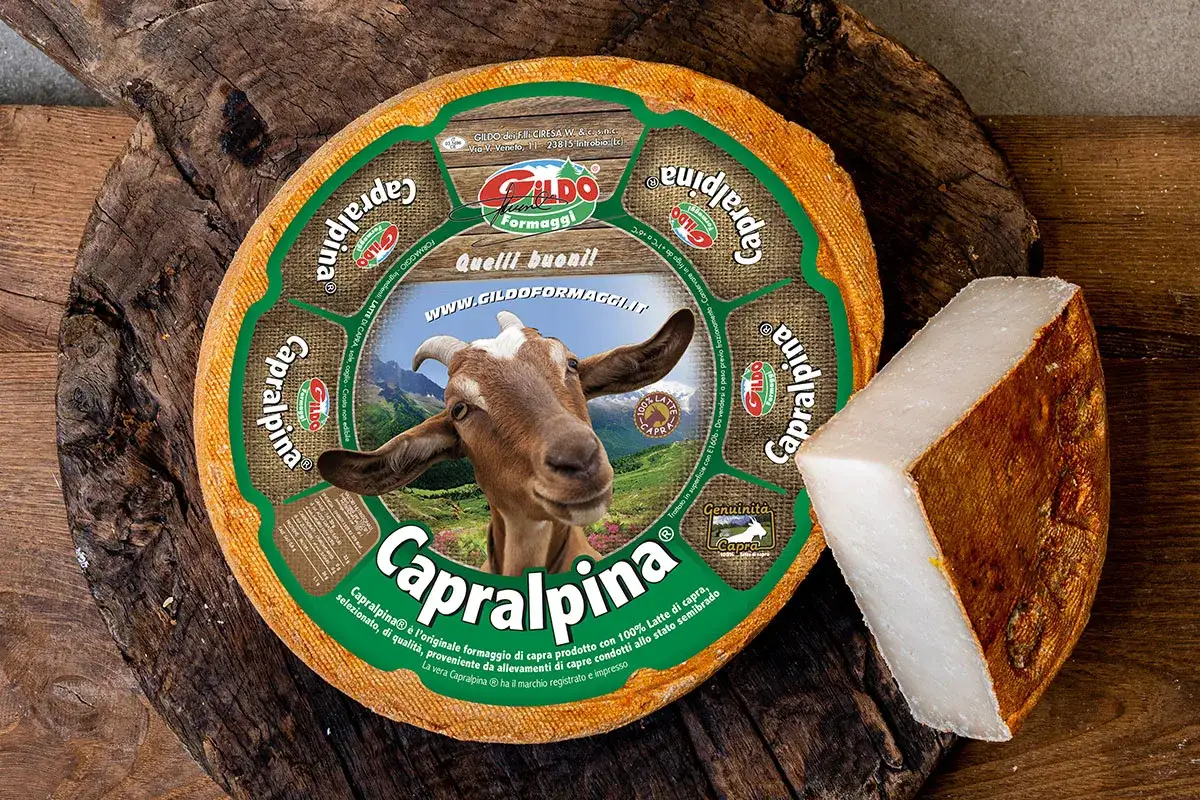 Formaggio Capralpina, un'autentica capra alpina francese, con una fetta tagliata.