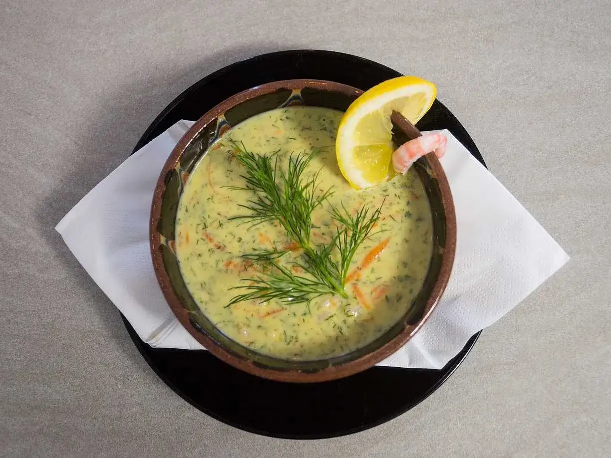 Kr&auml;mig soppa med r&auml;kor, dill och mor&ouml;tter, garnerad med en citronskiva och en r&auml;ka.
