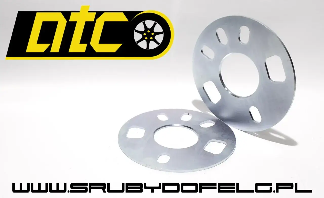 Dwa dystanse do felg, metalowe, z otworami. Logo DTC i adres strony www.srubydofelg.pl.