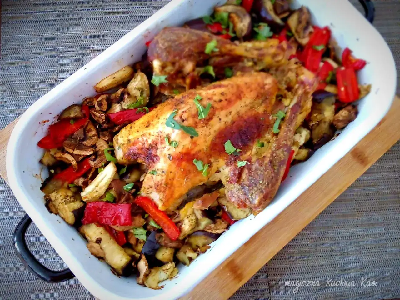 Pieczona perliczka z warzywami, przepis Ani Gotuje. Aromatyczne danie z papryką, cukinią i ziołami.