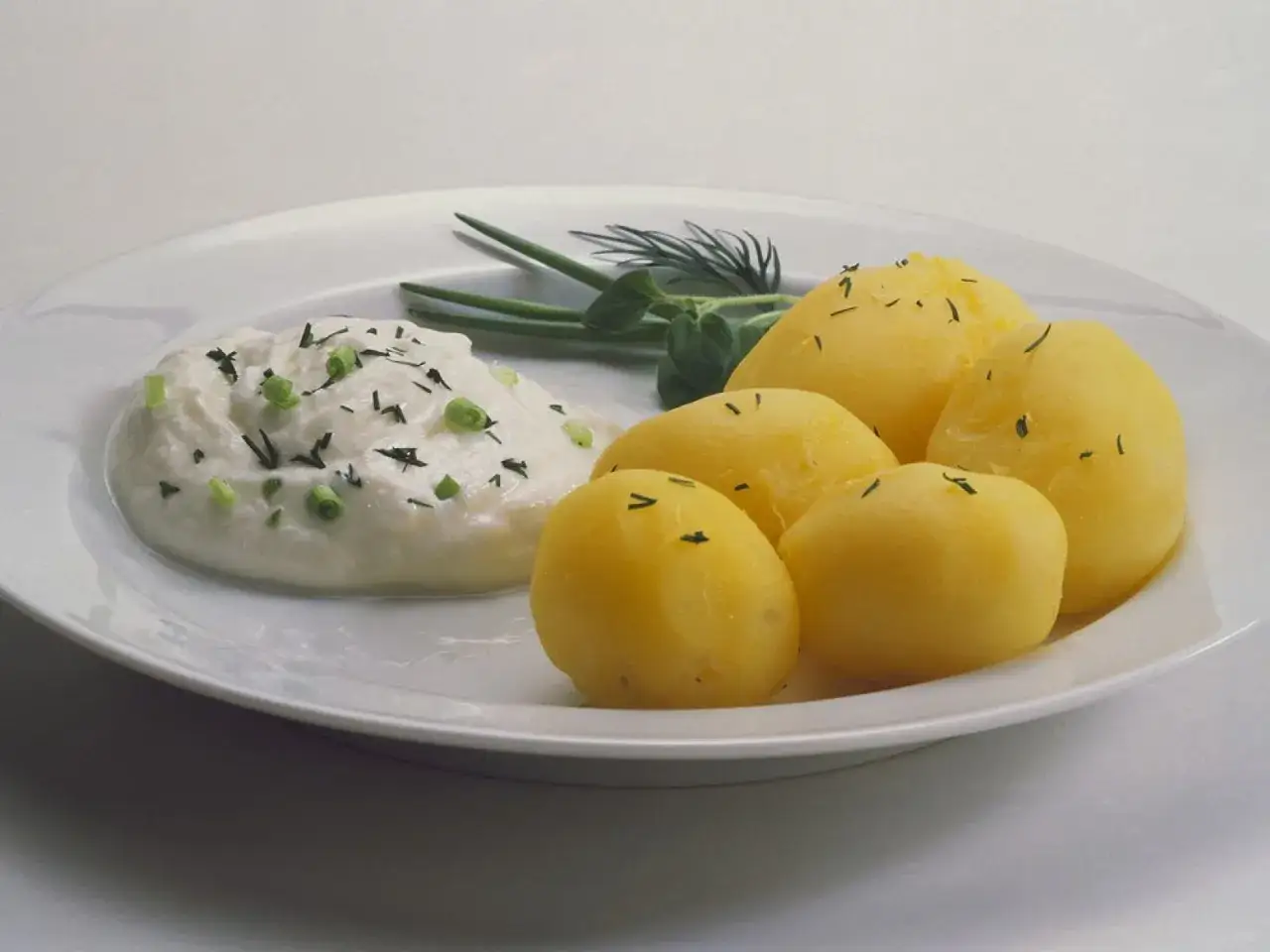 Ged&uuml;nstete Kartoffeln mit Kr&auml;uterquark, ein einfaches Mittagessen, das auch bei Gicht gut vertr&auml;glich ist.