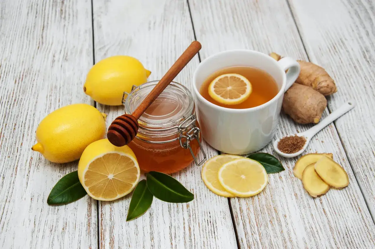 Té de limón y jengibre con miel, ingredientes naturales para aliviar los ardores.