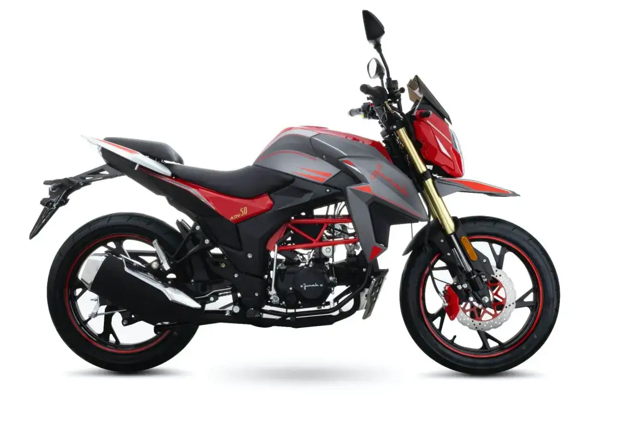 Nowy motor ADV 50 w kolorze szaro-czerwonym. Zastanawiasz się, czy na motor 50 trzeba mieć prawo jazdy? Sprawdź przepisy!