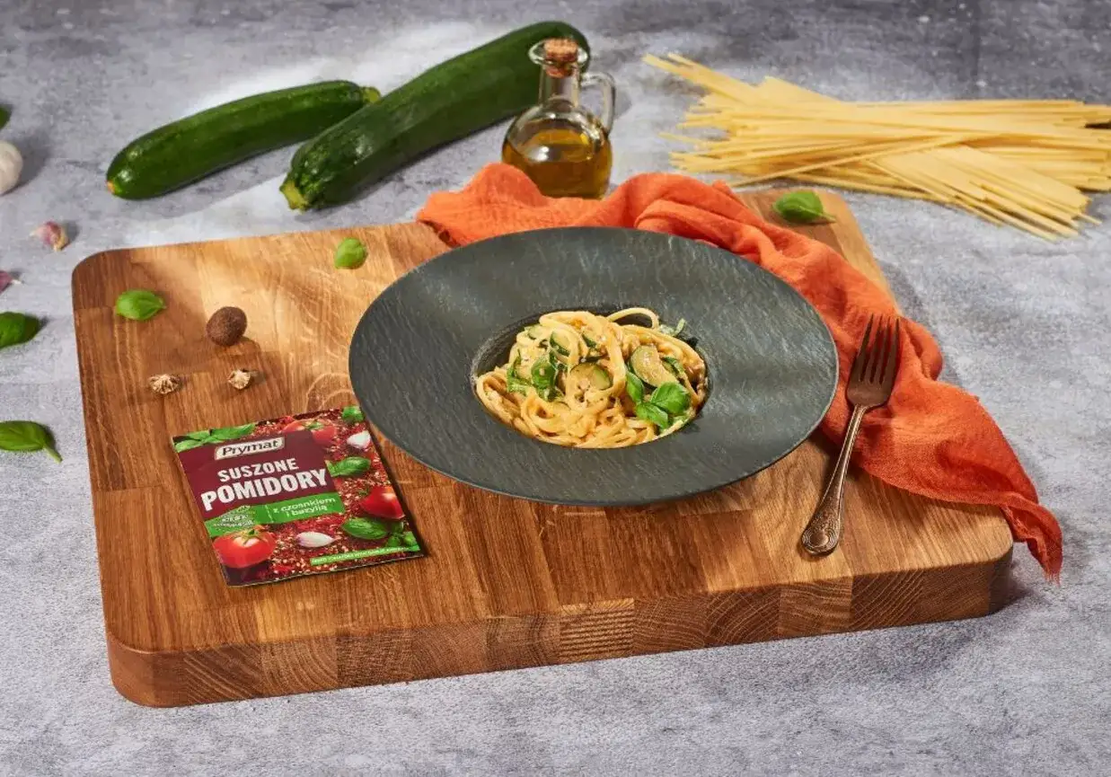 Pyszne linguine z cukinią i bazylią, przygotowane z suszonych pomidor&oacute;w Prymat. Idealne danie, gdy zastanawiasz się, linguine co to.
