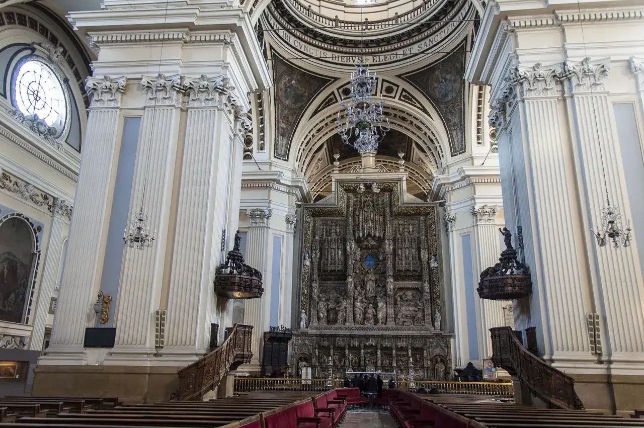Interior de la **Bas&iacute;lica del Pilar**, con su impresionante retablo barroco, columnas corintias y l&aacute;mparas de ara&ntilde;a.