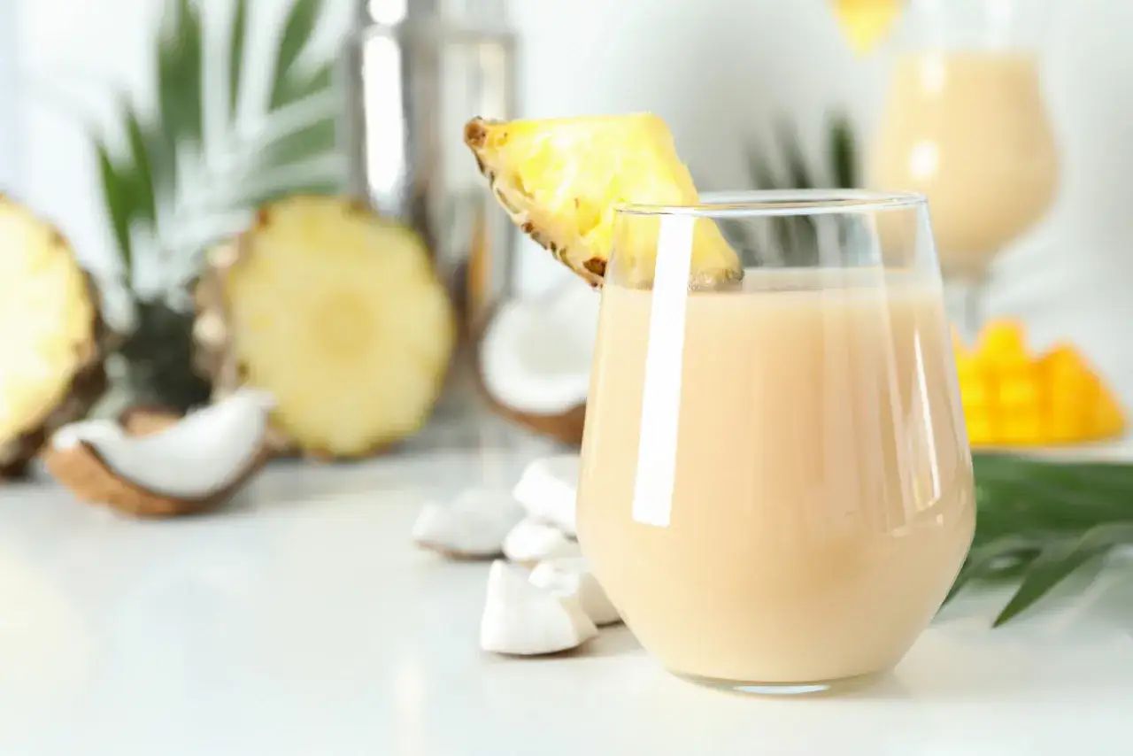 sok kokos ananas szklanka tropikalne tło