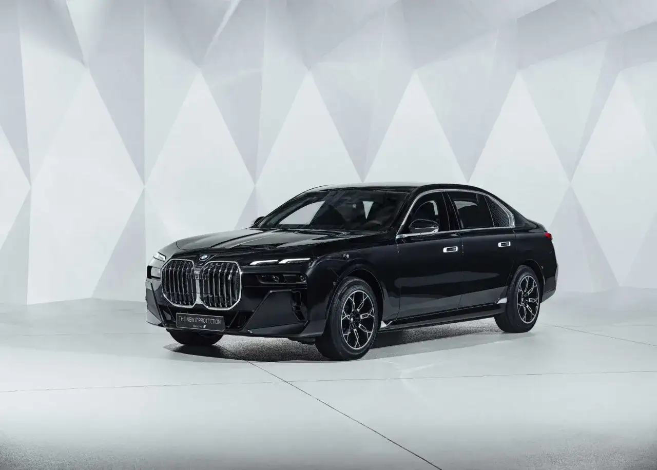 Elegancki, czarny BMW E67 z napisem