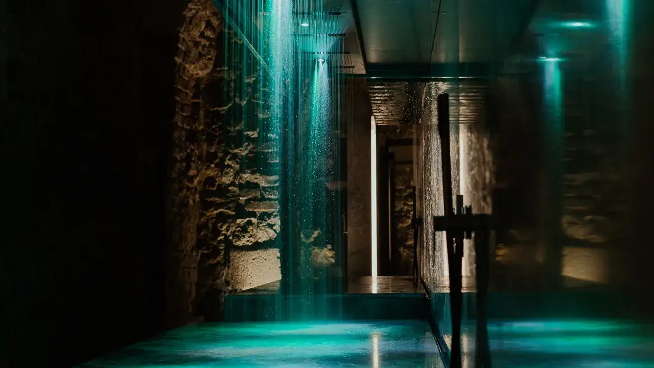 Kamienne ściany i turkusowa woda tworzą atmosferę relaksu w najlepszym spa w Krakowie.