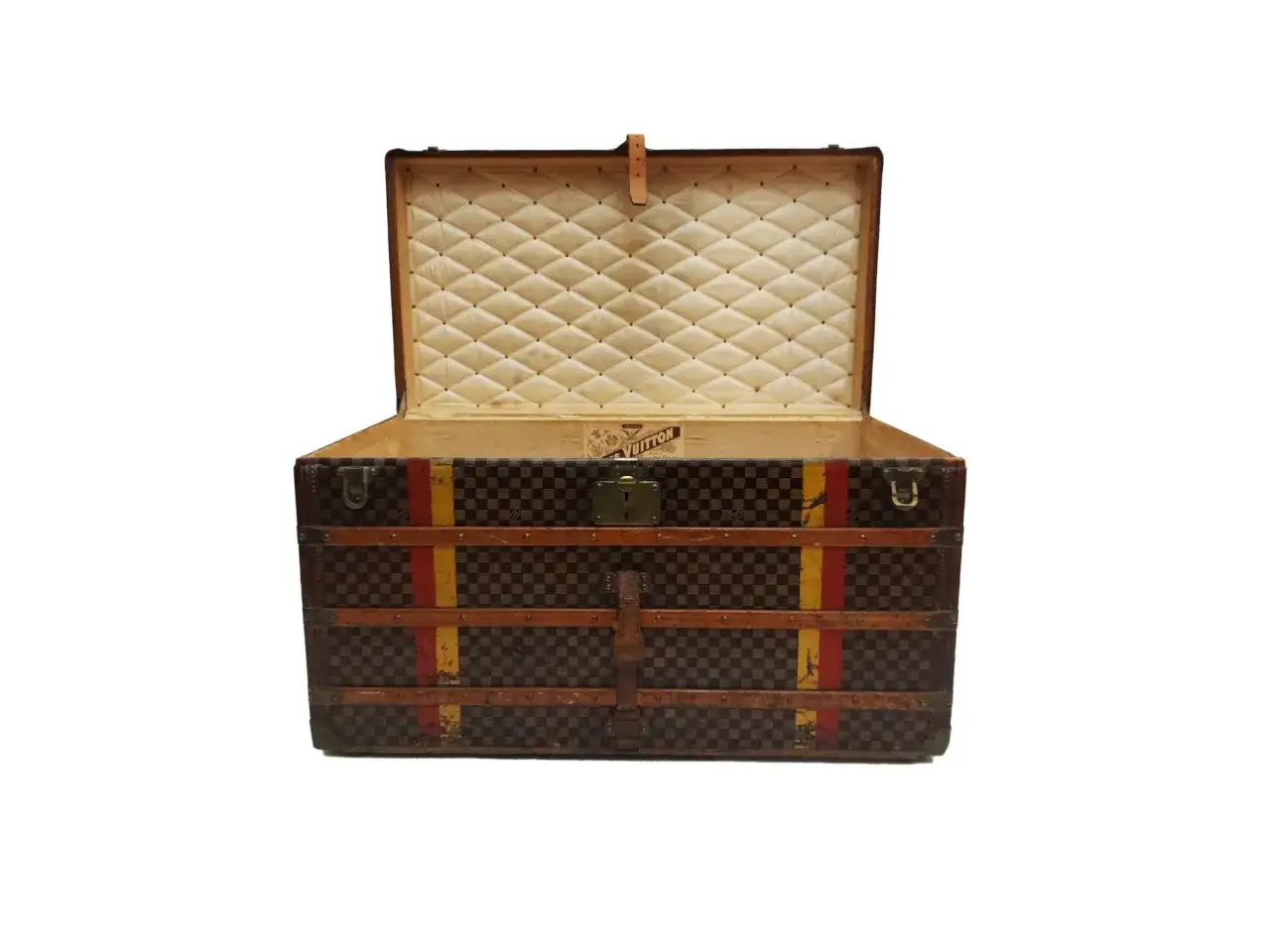 Baule Louis Vuitton aperto, con interno trapuntato e logo. Un pezzo iconico che racconta la storia di Louis Vuitton.