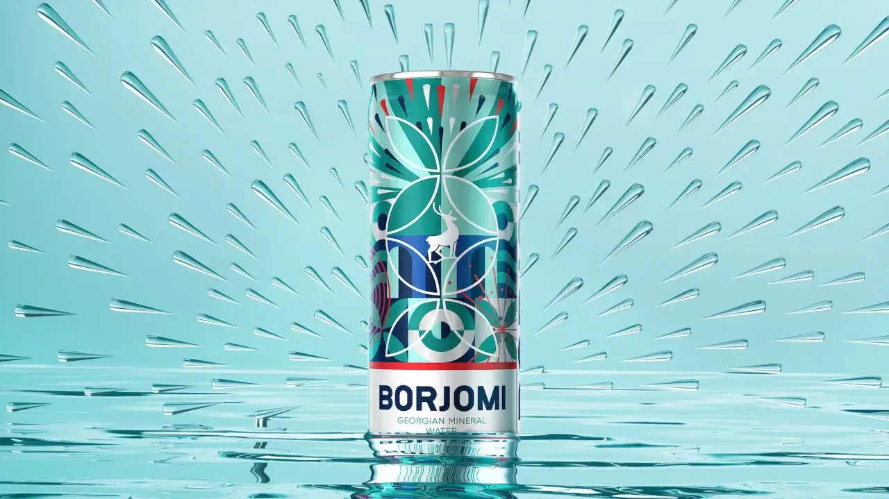 Elegancka puszka Borjomi na tle wodnych kropli. Zanim sięgniesz po wodę, sprawdź woda borjomi przeciwwskazania.