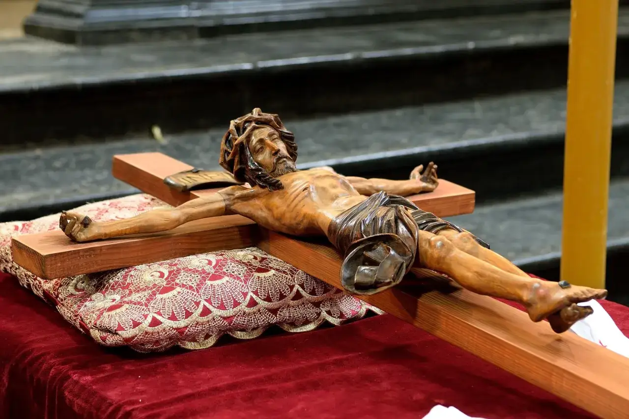 Drewniany Chrystus na krzyżu, przygotowany na obchody Wielkiego Piątku. Msza w ten dzień trwa zazwyczaj około 2 godzin.