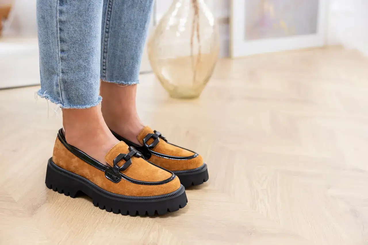 Brązowe mokasyny na grubej podeszwie z czarnymi zdobieniami. Idealne buty na wiosnę, które dodadzą charakteru każdej stylizacji.