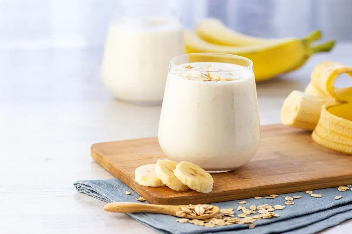 Pyszny, kremowy sok z banana z płatkami owsianymi, idealny na zdrowe śniadanie.