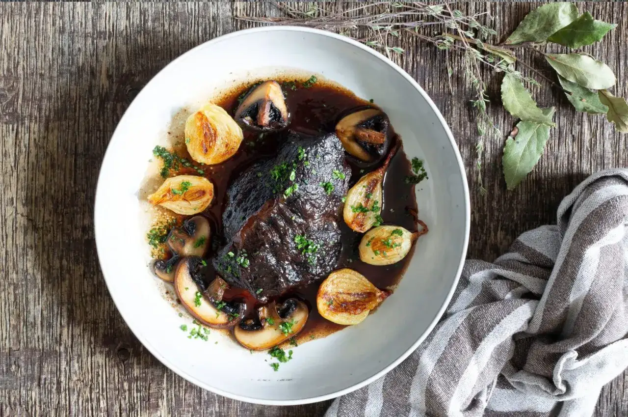 En mustig oxkind i m&ouml;rk s&aring;s med champinjoner och karamelliserad l&ouml;k. Ett perfekt oxkind recept f&ouml;r en mysig middag.