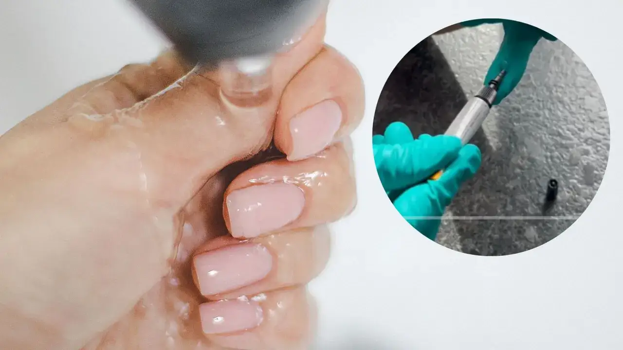 Ręka z paznokciami pod bieżącą wodą, obok dłonie w rękawiczkach z tubką kleju. Dowiedz się, czym rozpuścić superglue.