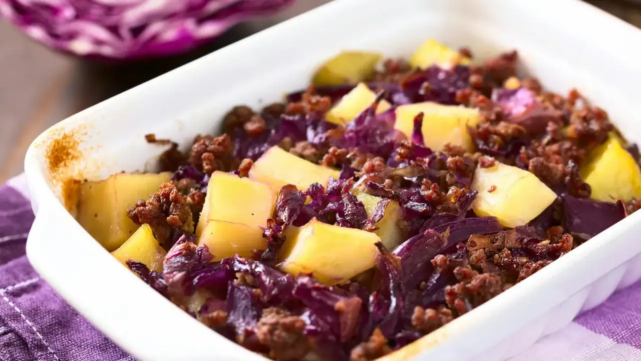 Herzhaftes Gericht aus Hackfleisch, Kartoffeln und Rotkohl im Auflauf. Ein leckeres rotkohl rezept.