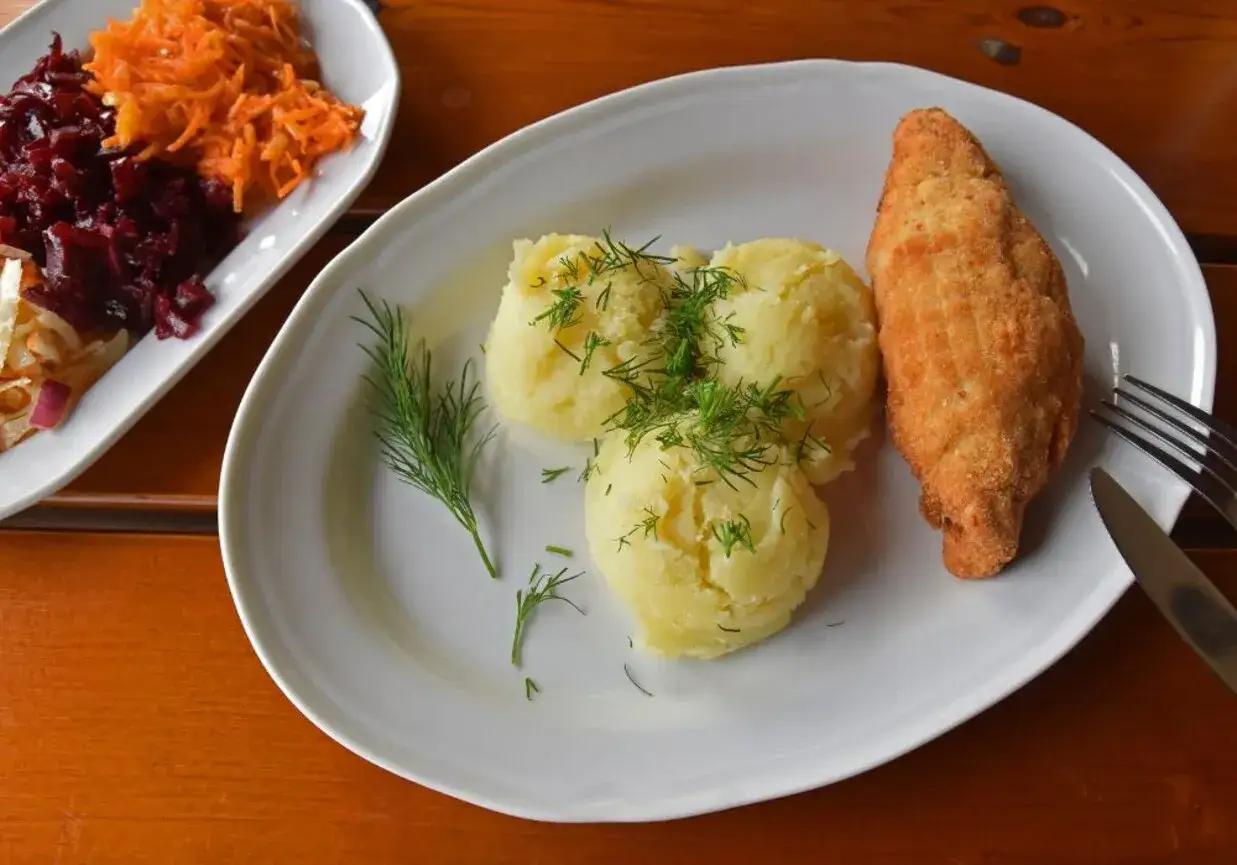 Chrupiące dewolaje z serem, podane z purée ziemniaczanym i koperkiem. Obok surówka z buraków i marchewki.